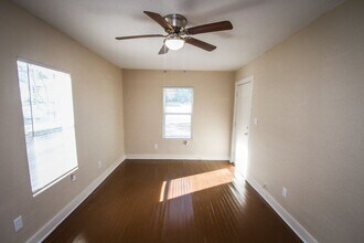 934 Poinsettia St in San Antonio, TX - Building Photo - Building Photo