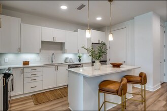 1100 Oak Lawn Ave, Unit 910 in Dallas, TX - Building Photo - Building Photo