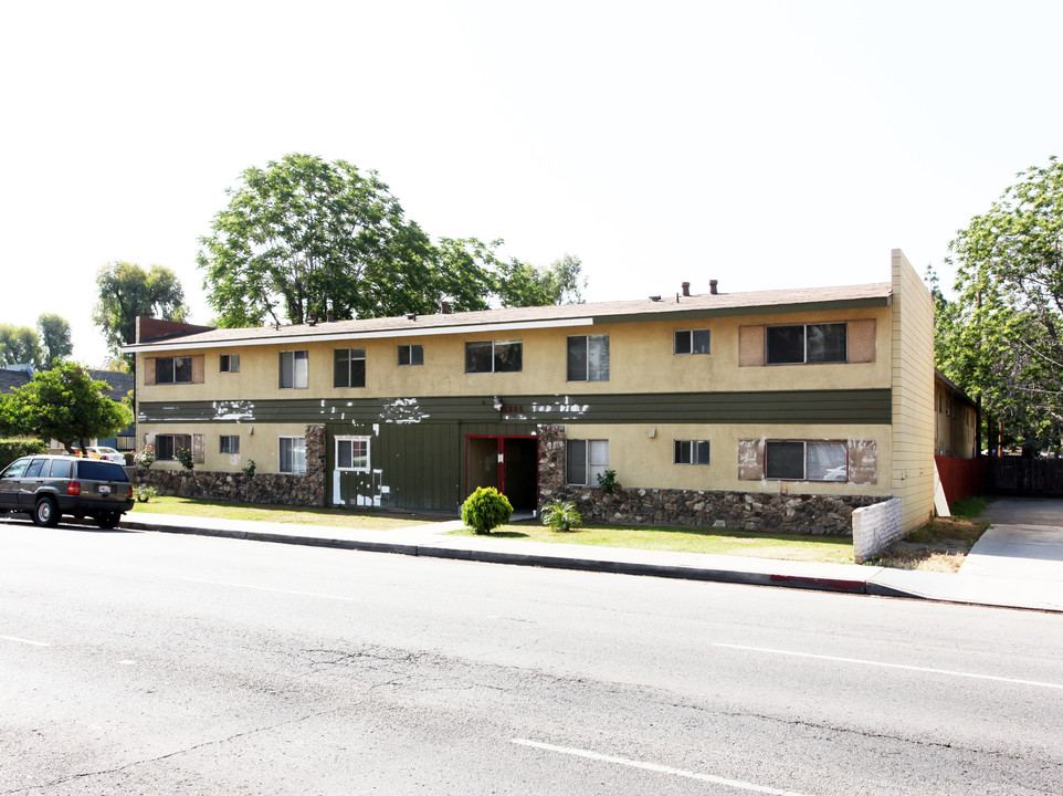 The Pines Apartments in Bakersfield, CA - Building Photo