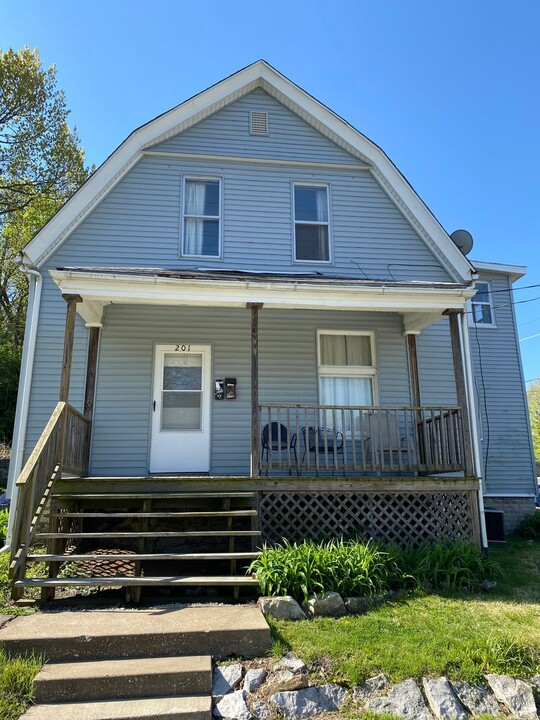 201 E 6th St, Unit B in Alton, IL - Building Photo