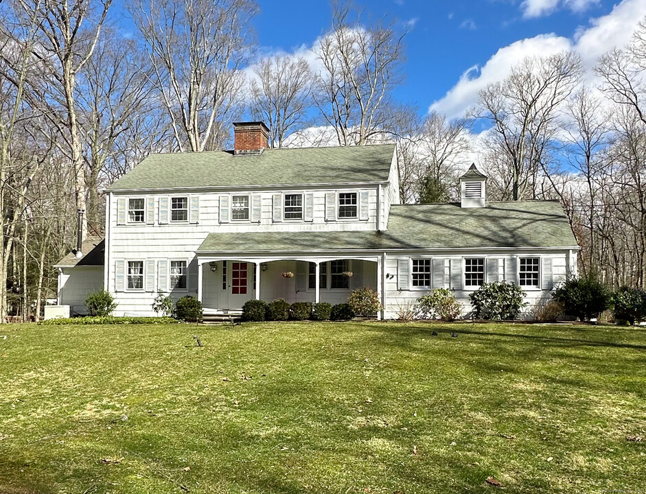 8 Timber Ln in Darien, CT - Building Photo
