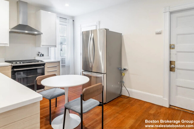 17 Cawfield St, Unit 1 in Boston, MA - Foto de edificio - Building Photo