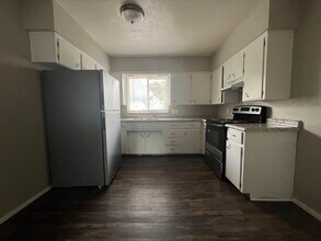 215 Miriam Dr in Waterloo, IA - Foto de edificio - Building Photo