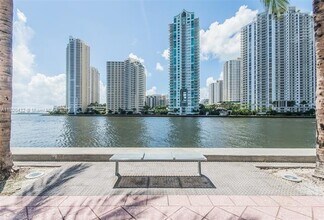 325 S Biscayne Blvd, Unit 4121 in Miami, FL - Building Photo - Building Photo