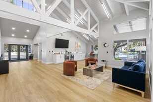 Huntington Place in Sarasota, FL - Building Photo