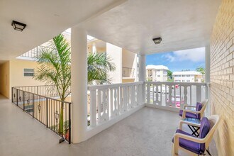 17 Colonial Club Dr in Boynton Beach, FL - Building Photo - Building Photo