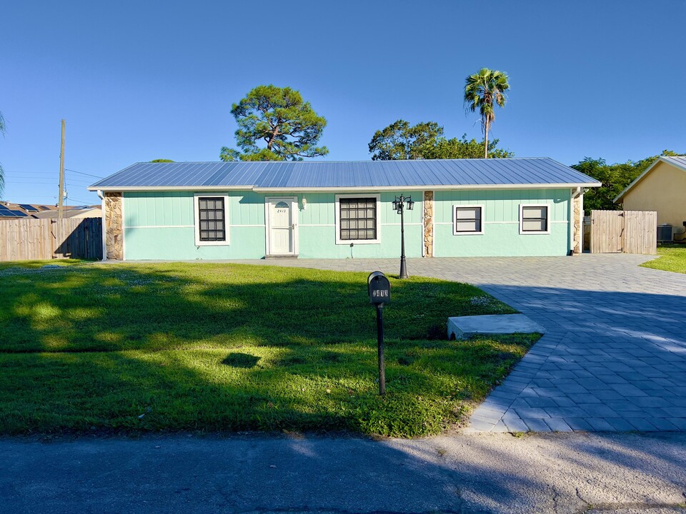 2413 SE Whitehorse St in Port St. Lucie, FL - Foto de edificio