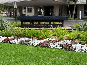 90 Edgewater Dr in Miami, FL - Building Photo - Building Photo