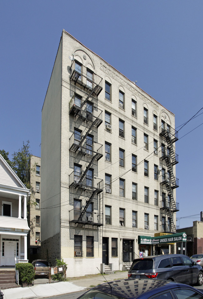 693 E 236th St in Bronx, NY - Foto de edificio - Building Photo