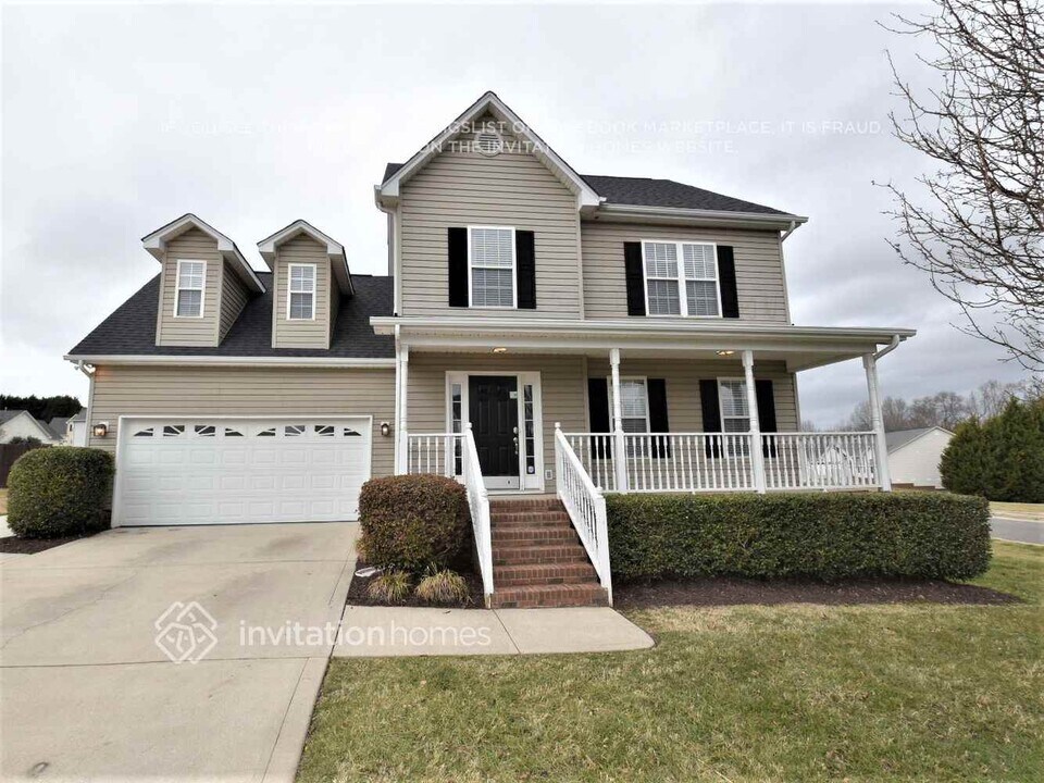 729 Summey Farm Dr in Dallas, NC - Building Photo
