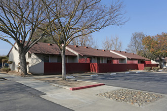 Macarthur Apartments in Los Banos, CA - Building Photo - Building Photo