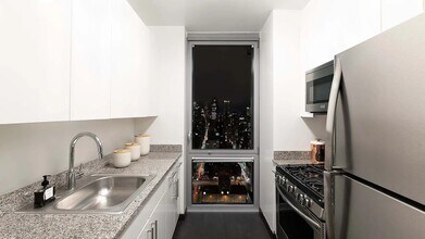 505 W 37th St in New York, NY - Building Photo - Building Photo