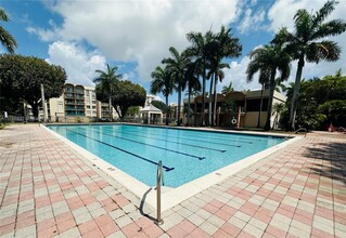 9350 Fontainebleau Blvd in Miami, FL - Building Photo - Building Photo
