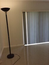805 NE 199th St in Miami, FL - Building Photo - Building Photo