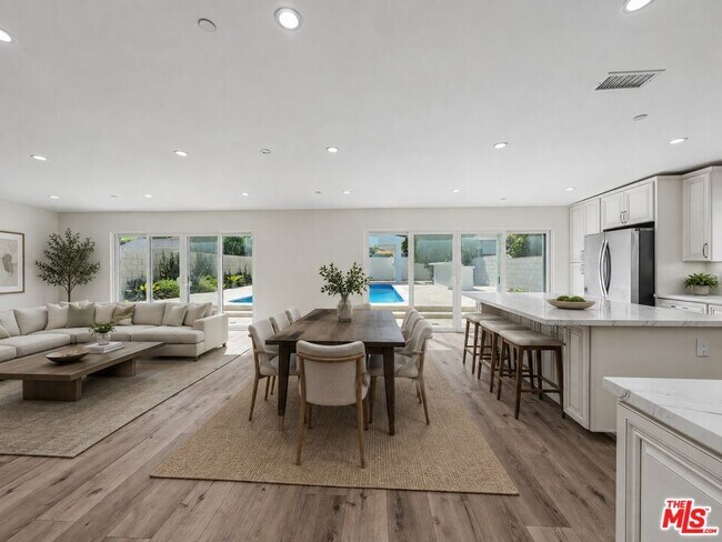 property at 5035 Zelzah Ave