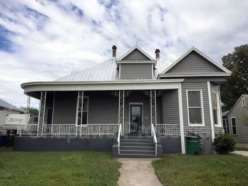 1018 N Olive St in San Antonio, TX - Building Photo