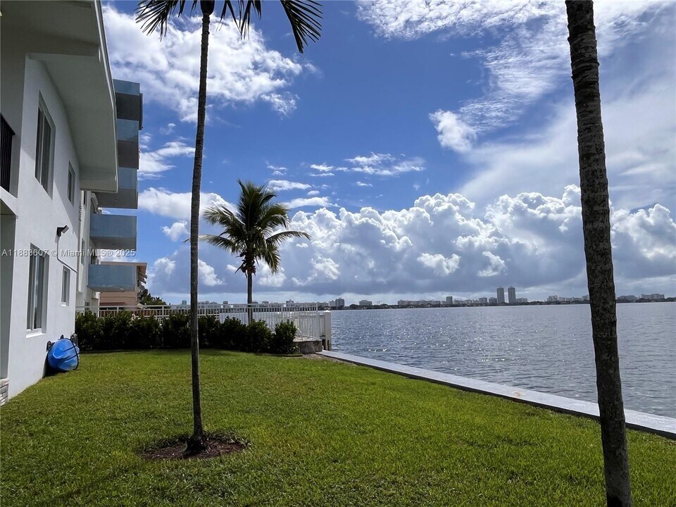 1750 S Treasure Dr in North Bay Village, FL - Building Photo