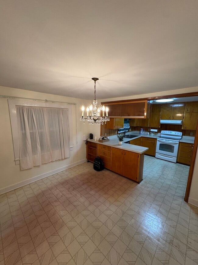 property at 225 E Walnut St