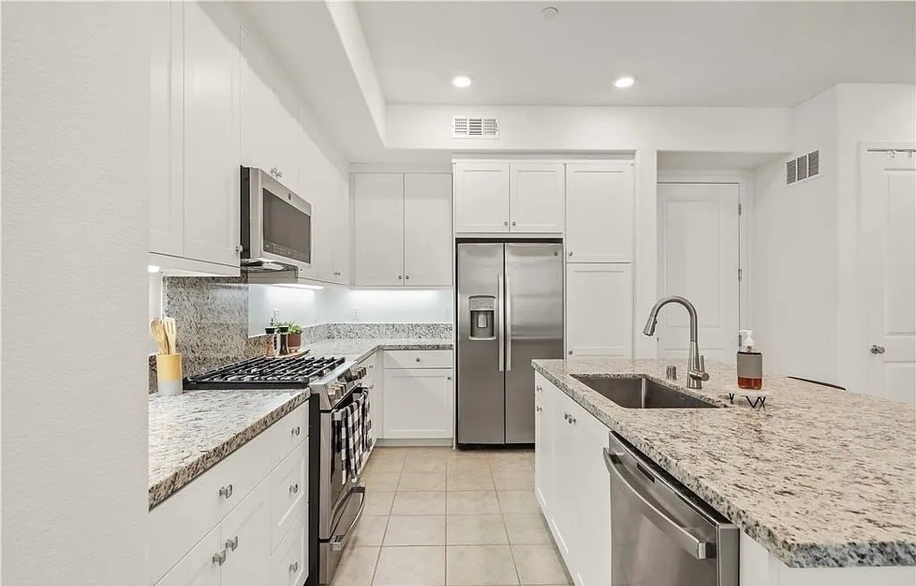 26973 W Prospector Rd in Valencia, CA - Building Photo
