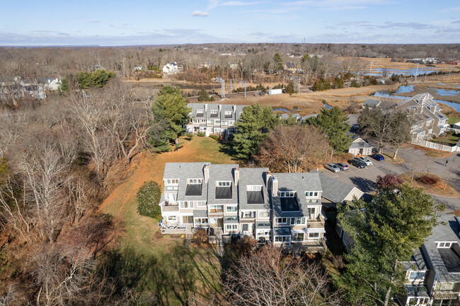 80 Seaview Terrace in Guilford, CT - Building Photo - Building Photo