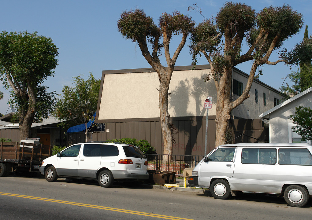 726 N Ardmore Ave in Los Angeles, CA - Building Photo