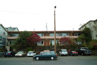 6030 Fauntleroy Way in Seattle, WA - Foto de edificio - Building Photo