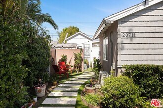 20711 Bassett St in Los Angeles, CA - Building Photo - Building Photo