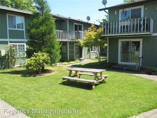 Brockwood Village Apartments in McMinnville, OR - Foto de edificio - Building Photo