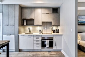 199 Queen St W in Toronto, ON - Building Photo - Building Photo