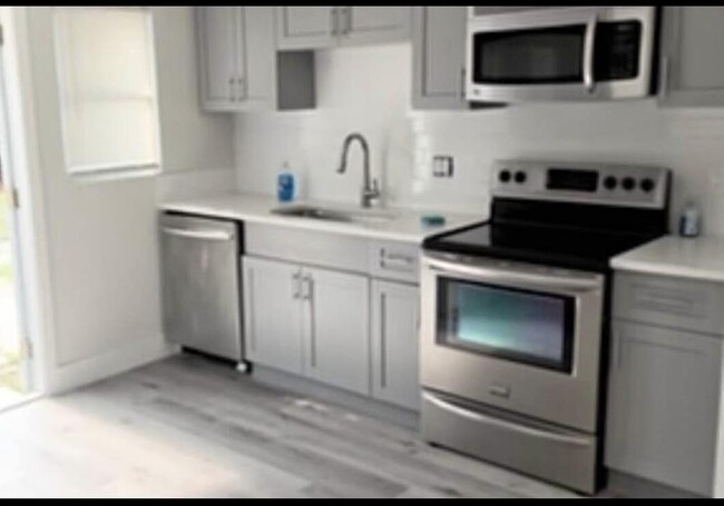 4225 32nd Ave in Vero Beach, FL - Foto de edificio - Building Photo