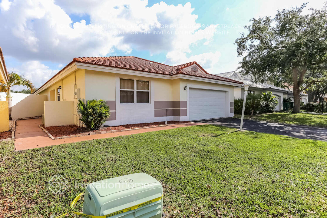 15030 Norfolk Ln in Davie, FL - Building Photo