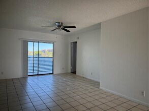 10007 Winding Lake Rd in Sunrise, FL - Building Photo - Building Photo