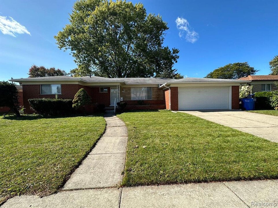 27761 Denmar Dr in Warren, MI - Foto de edificio