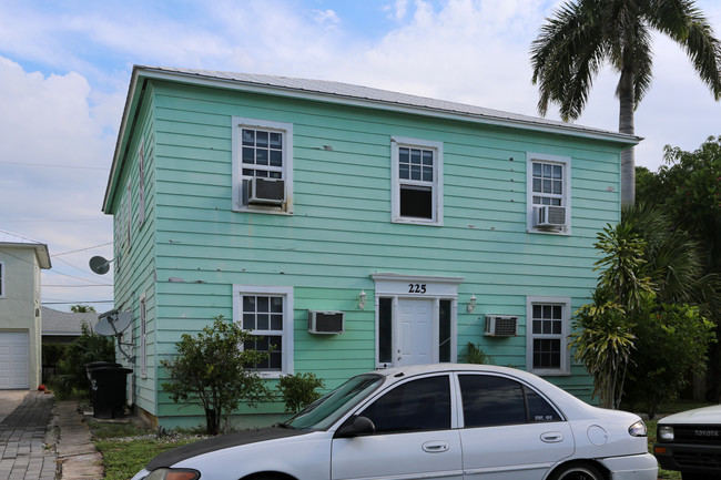 225 Conniston Rd in West Palm Beach, FL - Building Photo - Building Photo