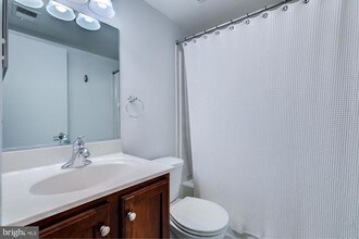 1001 N Vermont St-Unit -210 in Arlington, VA - Building Photo - Building Photo