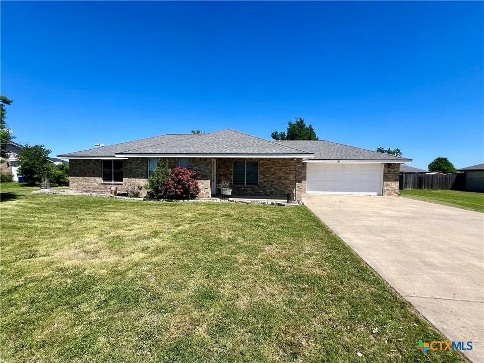 131 Meadow Valley Loop in Jarrell, TX - Foto de edificio