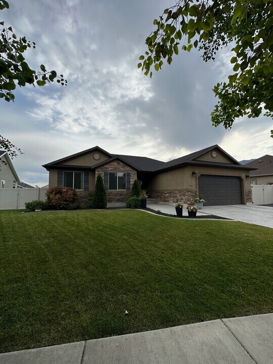 1354 Ridgeway Rd in Santaquin, UT - Building Photo