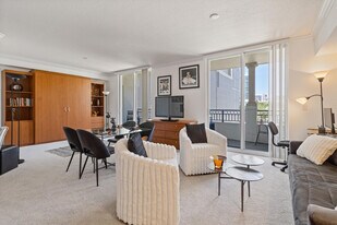 600 S Dixie Hwy in West Palm Beach, FL - Building Photo