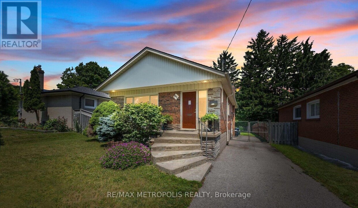 92 Blakemanor Blvd in Toronto, ON - Building Photo