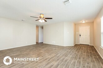 8011 Chestnut Barr Dr in Converse, TX - Building Photo - Building Photo