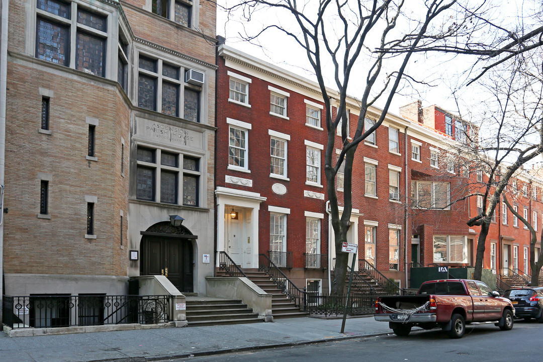 14 W 11th St in New York, NY - Building Photo