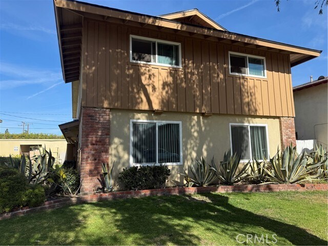 3523 W Del Monte Dr-Unit -3 in Anaheim, CA - Foto de edificio - Building Photo