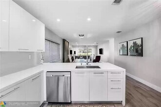 9922 NW 65th Ct in Tamarac, FL - Building Photo - Building Photo