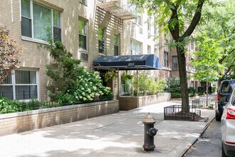 225 E 76th St in New York, NY - Foto de edificio - Building Photo