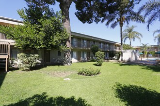 Courtyard Apartments in Van Nuys, CA - Building Photo - Building Photo