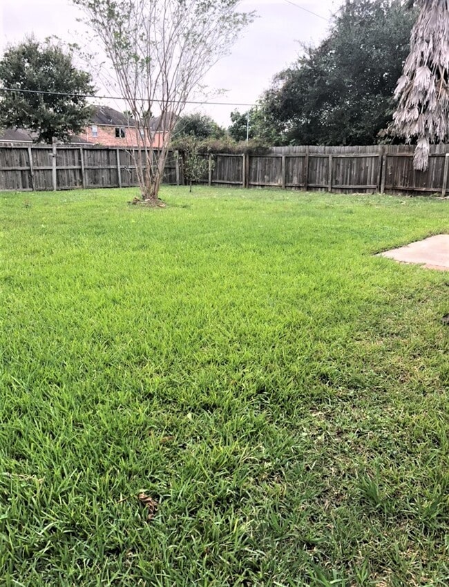 property at 1919 Oakwell Ln