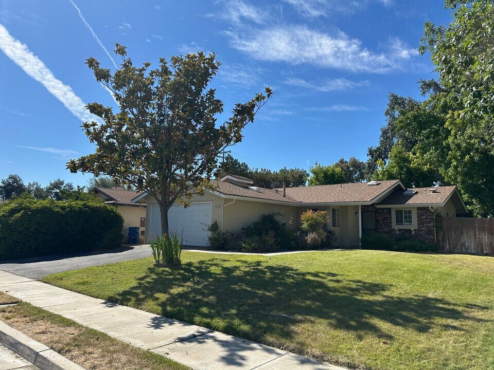 3237 Amber Dr in Paso Robles, CA - Building Photo