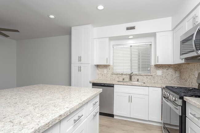 211 Fern St in Newport Beach, CA - Building Photo - Building Photo