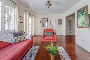 5124 3/4 De Longpre Ave in Los Angeles, CA - Building Photo