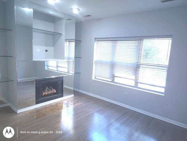 2367 E 70th Pl in Chicago, IL - Building Photo - Building Photo